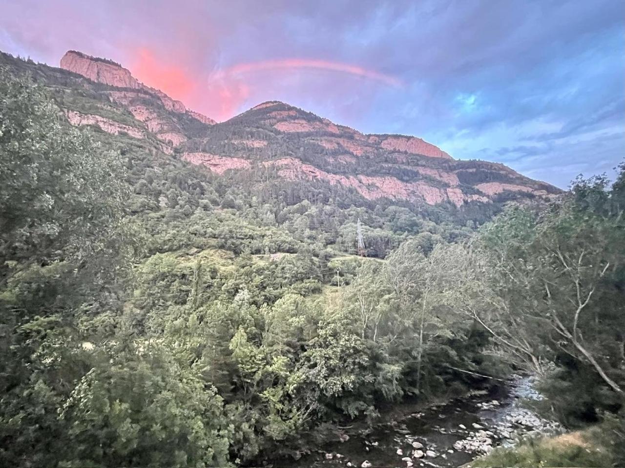 Calmfranc Atico Abuhardillado Con Vistas Al Rio Y La Montana Avistamiento De Ciervos En Canfranc Pueblo Εξωτερικό φωτογραφία