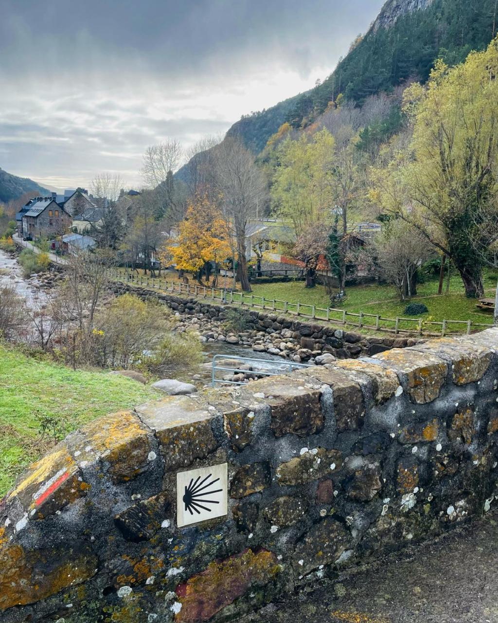 Calmfranc Atico Abuhardillado Con Vistas Al Rio Y La Montana Avistamiento De Ciervos En Canfranc Pueblo Εξωτερικό φωτογραφία