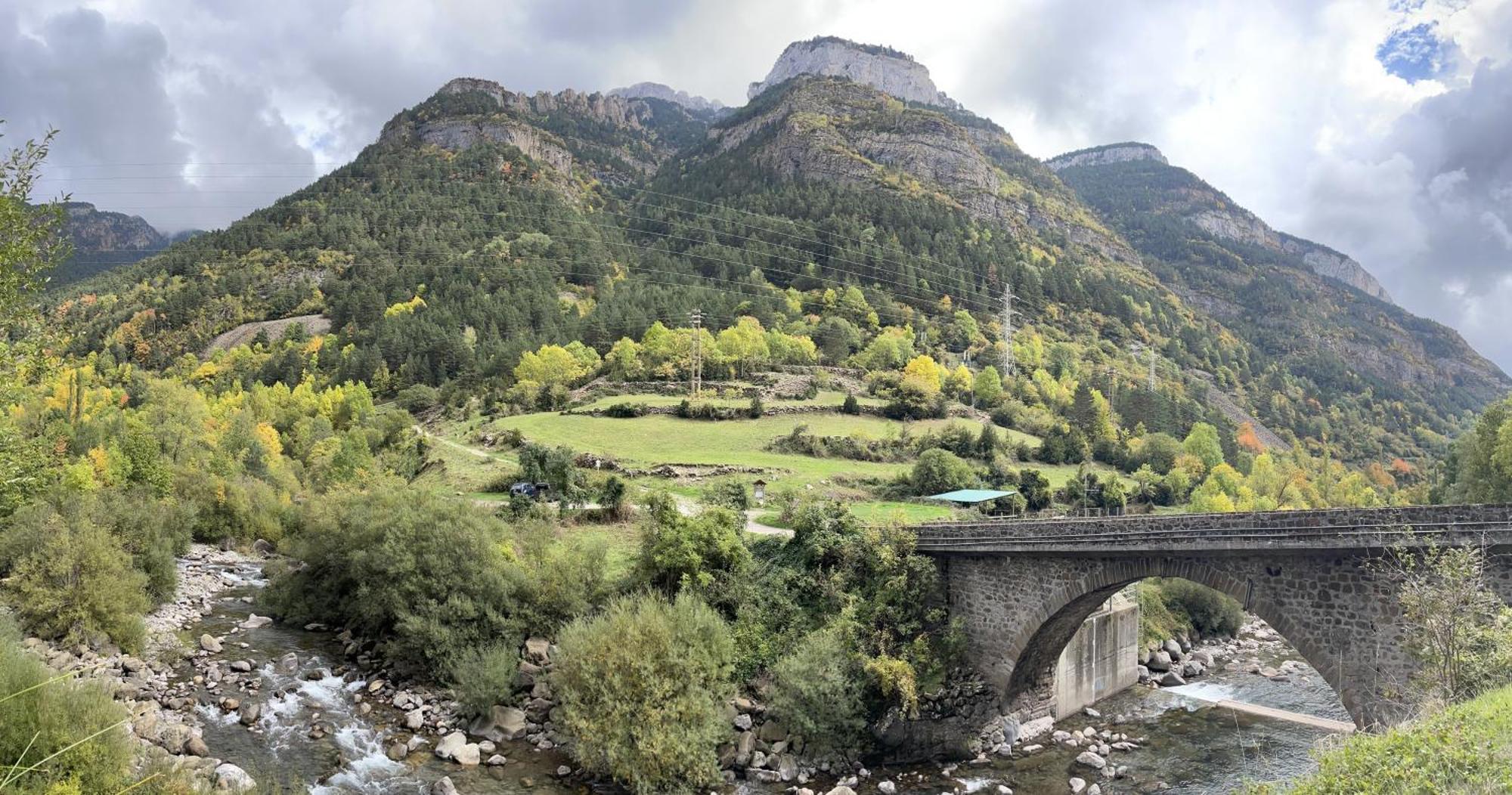Calmfranc Atico Abuhardillado Con Vistas Al Rio Y La Montana Avistamiento De Ciervos En Canfranc Pueblo Εξωτερικό φωτογραφία