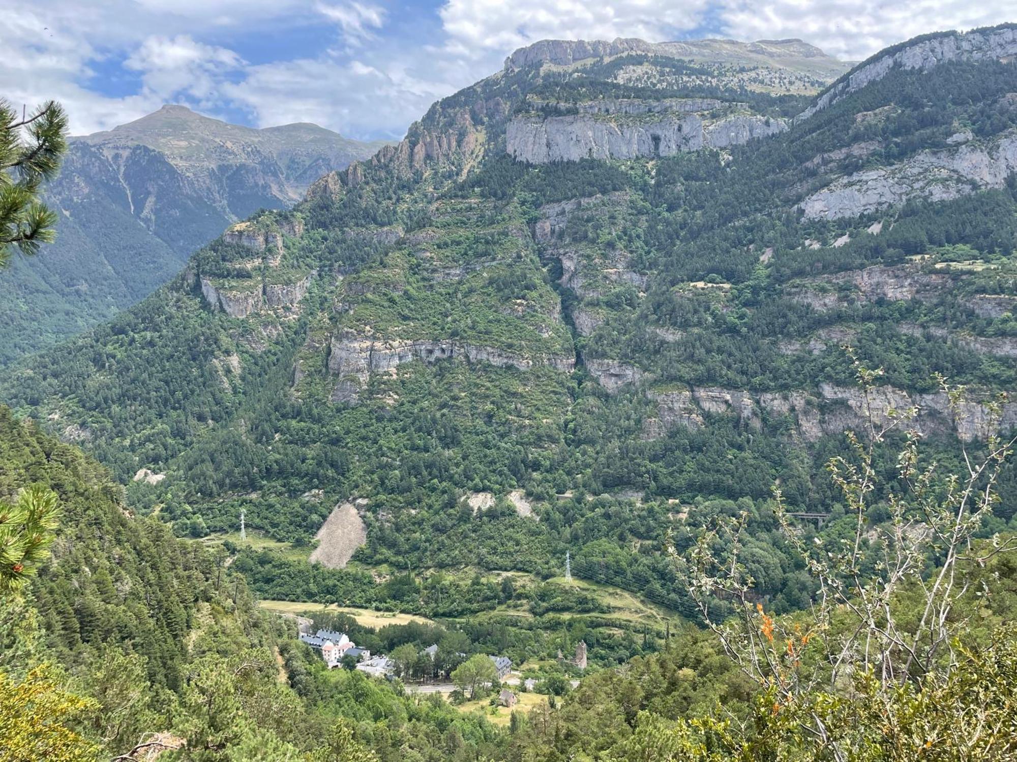 Calmfranc Atico Abuhardillado Con Vistas Al Rio Y La Montana Avistamiento De Ciervos En Canfranc Pueblo Εξωτερικό φωτογραφία