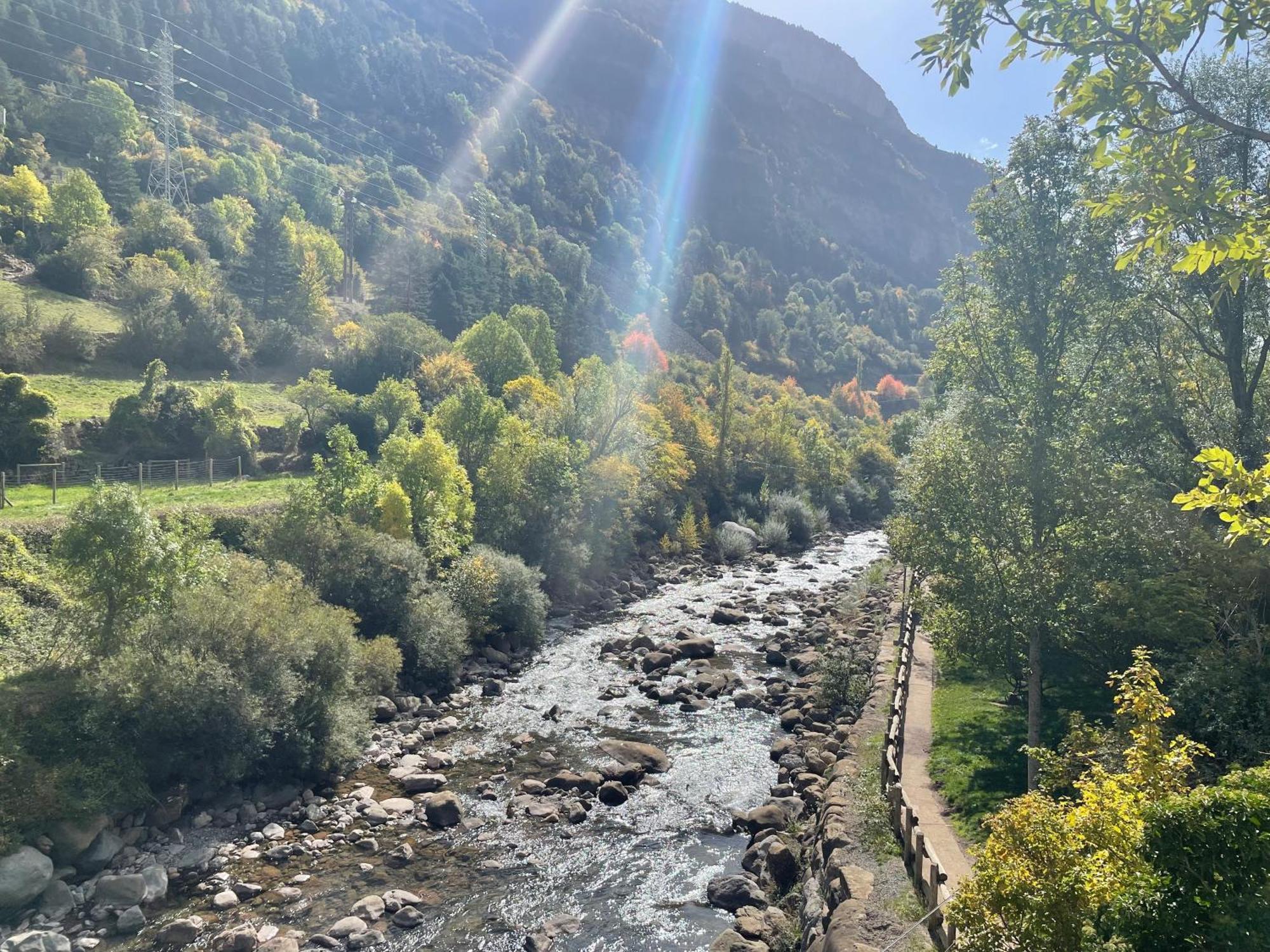 Calmfranc Atico Abuhardillado Con Vistas Al Rio Y La Montana Avistamiento De Ciervos En Canfranc Pueblo Εξωτερικό φωτογραφία