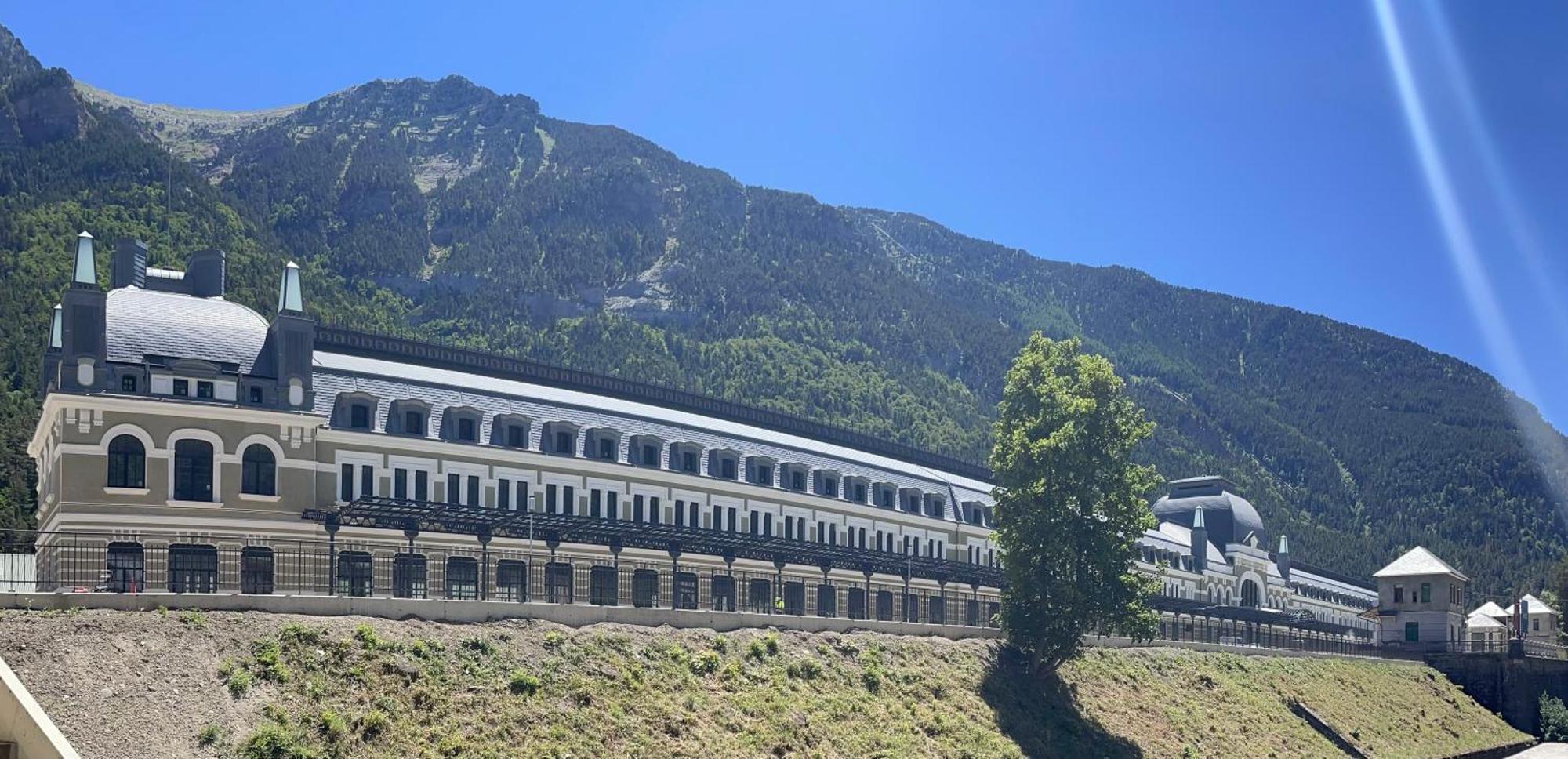 Calmfranc Atico Abuhardillado Con Vistas Al Rio Y La Montana Avistamiento De Ciervos En Canfranc Pueblo Εξωτερικό φωτογραφία