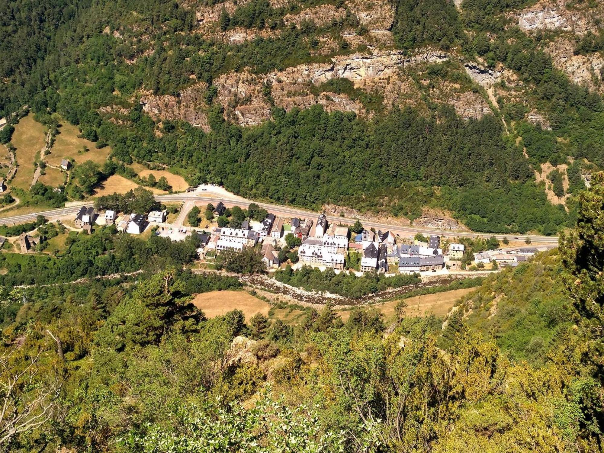 Calmfranc Atico Abuhardillado Con Vistas Al Rio Y La Montana Avistamiento De Ciervos En Canfranc Pueblo Εξωτερικό φωτογραφία